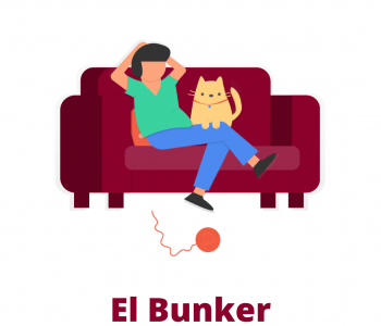 Chica sentada en el sofá con un gato con el nombre del programa
