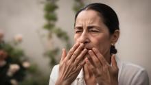 Persona que presenta temblor en las manos debido a la ataxia