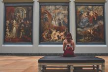 Mujer observando cuadros en un museo