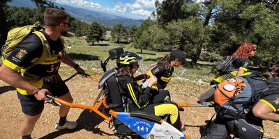Promoción de actividades inclusivas en la naturaleza con el préstamo de una silla Joëlette y una barra direccional