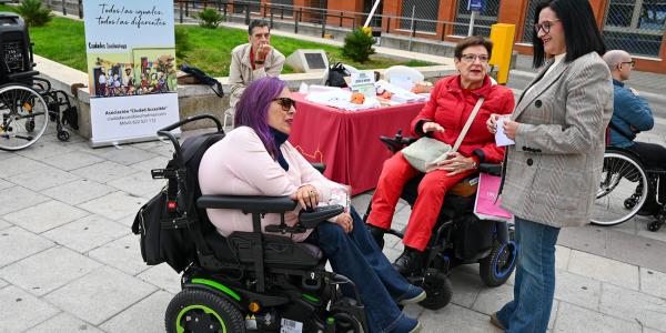 La Diputación de Ciudad Real muestra su apoyo a la Asociación ‘Ciudad Accesible’ que reivindica con motivo del Día Mundial de las Ciudades la necesidad de asistentes personales para garantizar la autonomía y una mejora de la accesibilidad. La portavoz del Equipo de Gobierno, Rocío Zarco, ha remarcado la importancia del compromiso de las instituciones para mejorar la accesibilidad.