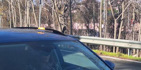 La DGT permite colocar la baliza V-16 en la puerta del conductor para mejorar la seguridad de las personas con discapacidad